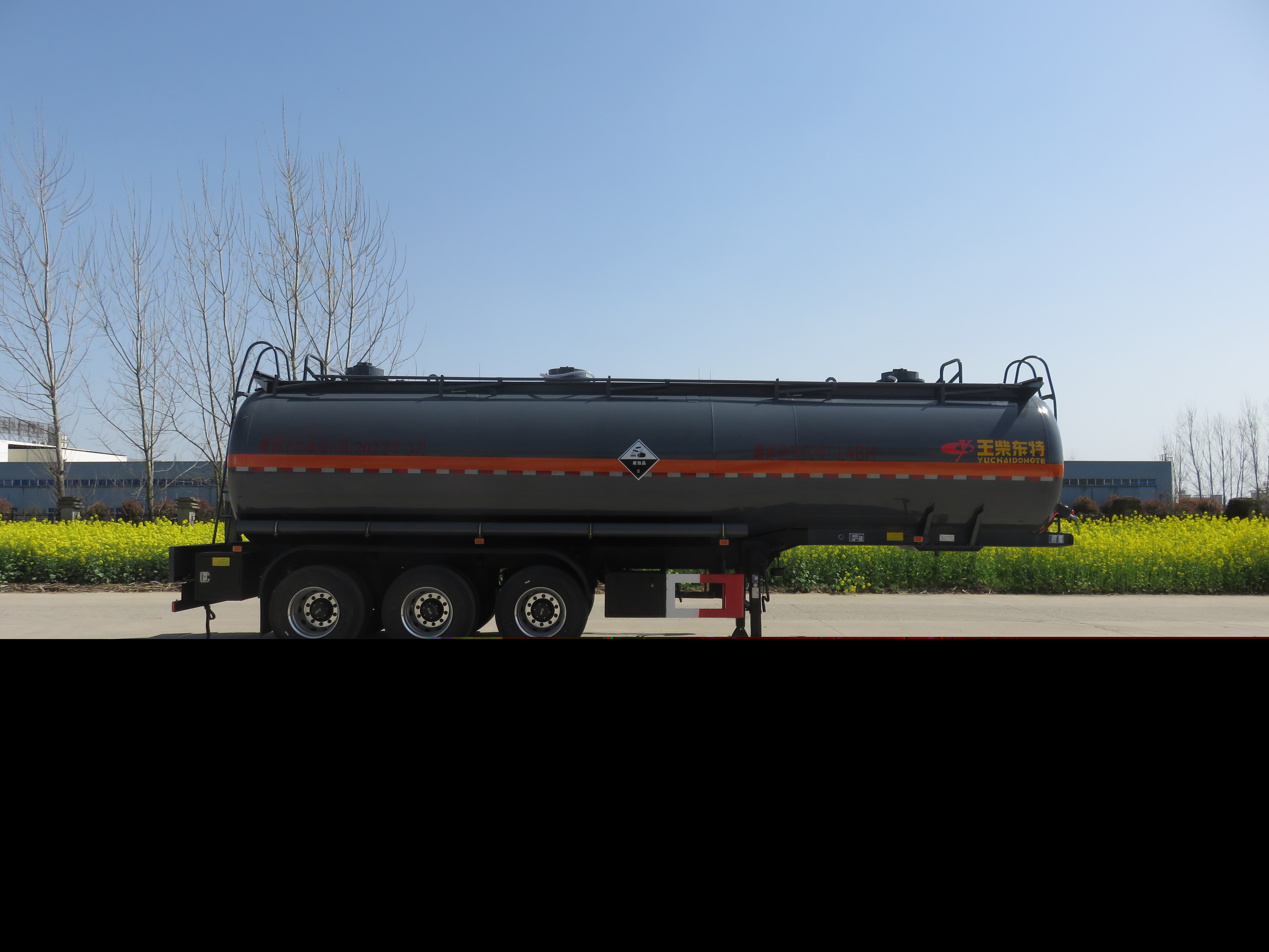 特運(yùn)牌DTA9405GFWD型腐蝕性物品罐式運(yùn)輸半掛車(chē)